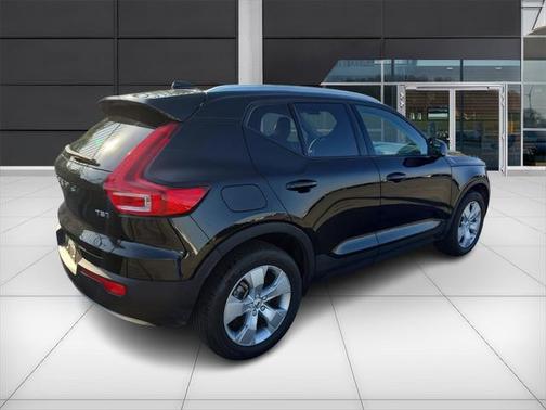 2022 Volvo XC40 T5 Momentum