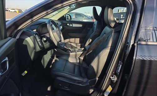 2022 Volvo XC40 T5 Momentum