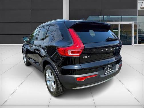 2022 Volvo XC40 T5 Momentum