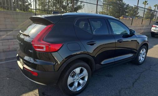 2022 Volvo XC40 T5 Momentum