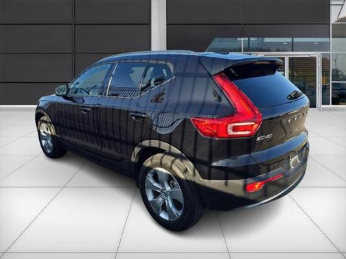 2022 Volvo XC40 T5 Momentum