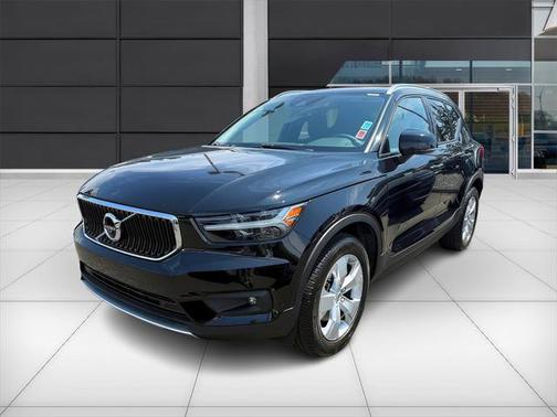 2022 Volvo XC40 T5 Momentum