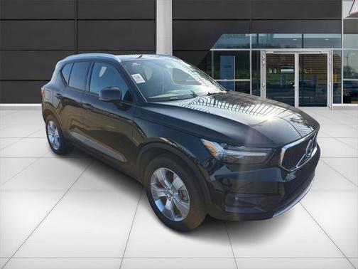2022 Volvo XC40 T5 Momentum