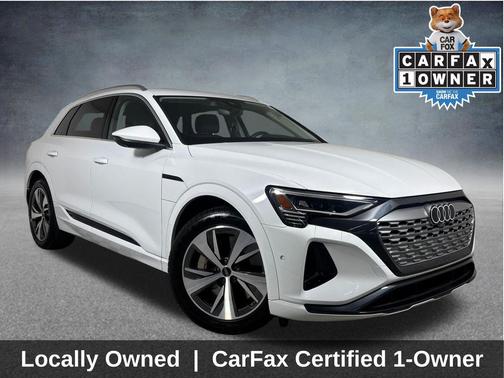 Glacier White Metallic 2024 Audi Q8 e-tron Prestige