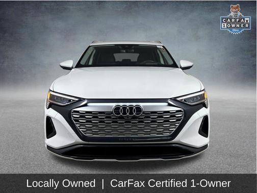 Glacier White Metallic 2024 Audi Q8 e-tron Prestige