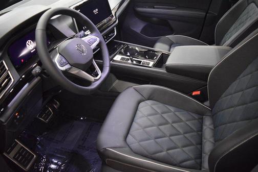 Deep Black Pearl 2025 Volkswagen Atlas Cross Sport 2.0T SEL Premium