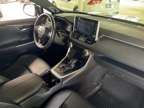 2022 Toyota RAV4 Hybrid SE