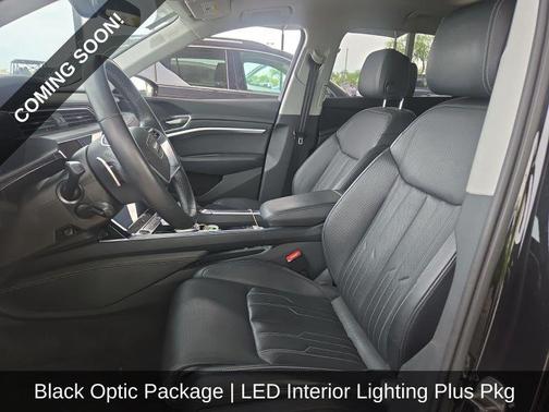Mythos Black Metallic 2024 Audi Q8 e-tron Prestige