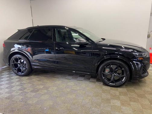 Mythos Black Metallic 2027 Audi RS Q8 4.0T