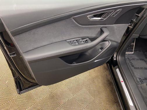 Mythos Black Metallic 2027 Audi RS Q8 4.0T