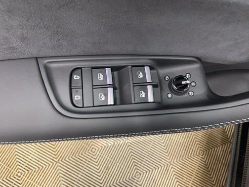 Mythos Black Metallic 2027 Audi RS Q8 4.0T