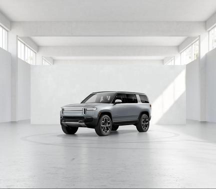 LA Silver paint 2026 Rivian R1S Dual Motor Large Pack