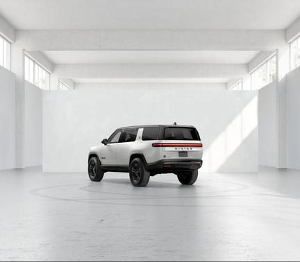 Glacier White paint 2026 Rivian R1S Dual Motor Large Pack