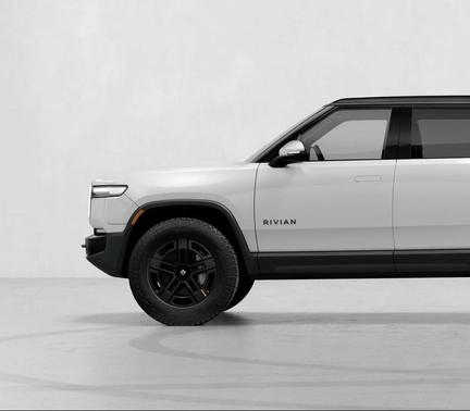Glacier White paint 2026 Rivian R1S Dual Motor Large Pack
