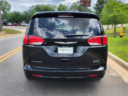 2022 Chrysler Voyager LX