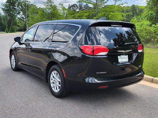 2022 Chrysler Voyager LX