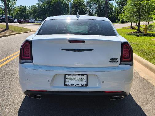 2022 Chrysler 300 Touring L