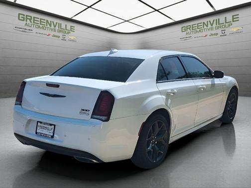 2022 Chrysler 300 Touring L