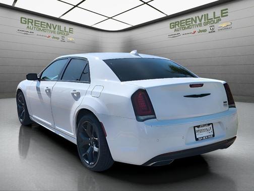 2022 Chrysler 300 Touring L
