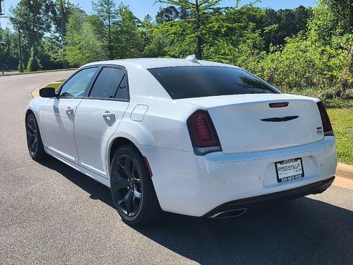 2022 Chrysler 300 Touring L