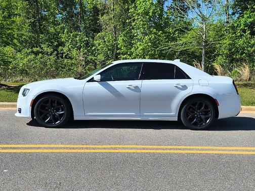 2022 Chrysler 300 Touring L