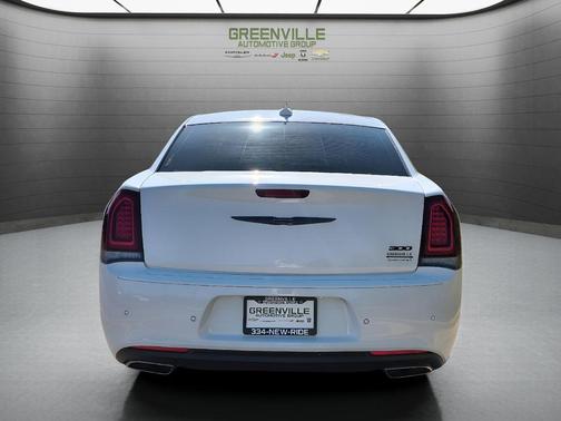 2022 Chrysler 300 Touring L