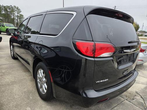 Brilliant Black Crystal Pearlcoat 2023 Chrysler Voyager LX