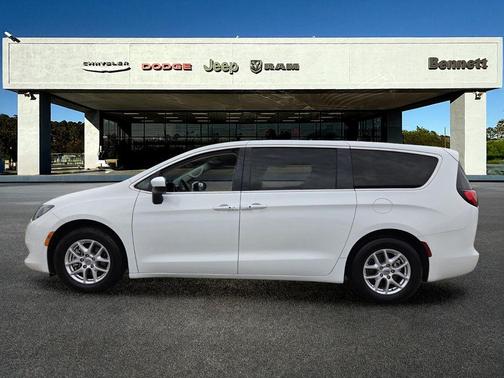 Bright White Clearcoat 2022 Chrysler Voyager LX