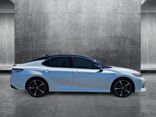 2020 Toyota Camry Hybrid XLE