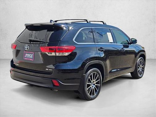 Midnight Black Metallic 2018 Toyota Highlander SE