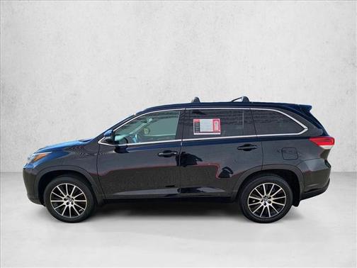 Midnight Black Metallic 2018 Toyota Highlander SE