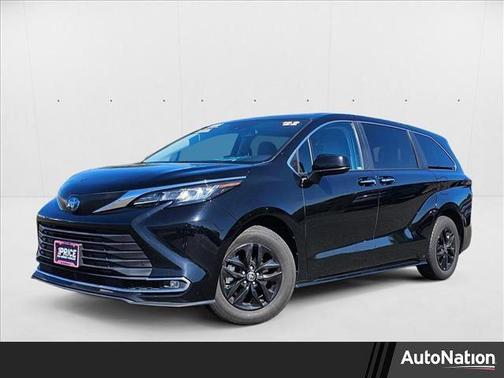 2022 Toyota Sienna XLE 8 Passenger