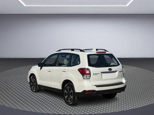 Crystal White Pearl 2018 Subaru Forester 2.5i