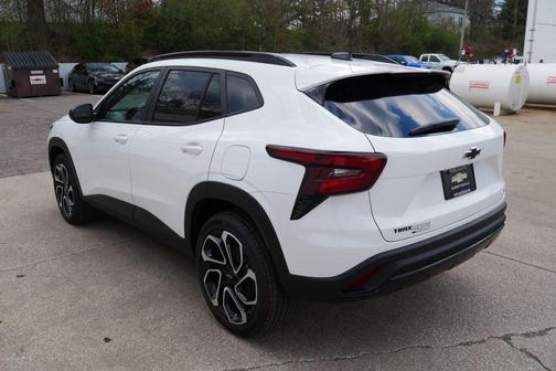 Summit White 2026 Chevrolet Trax FWD 2RS