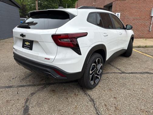 Summit White 2026 Chevrolet Trax FWD 2RS