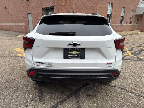 Summit White 2026 Chevrolet Trax FWD 2RS