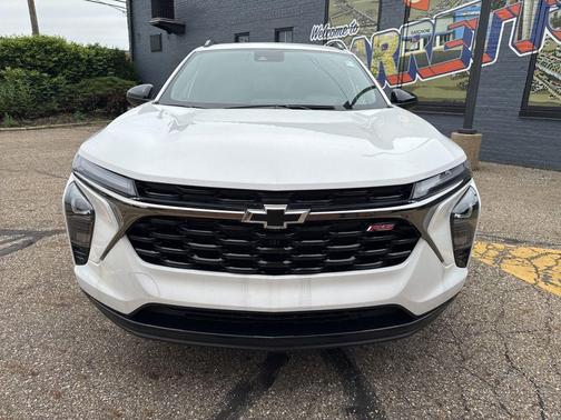 Summit White 2026 Chevrolet Trax FWD 2RS