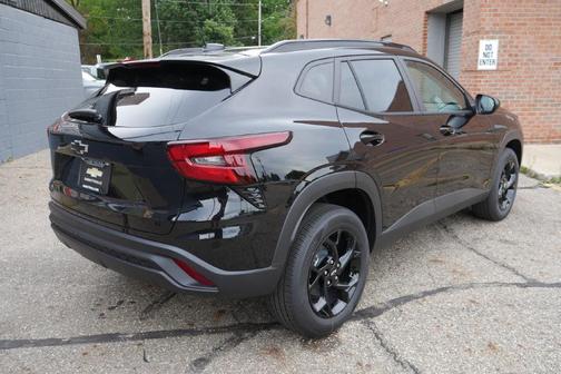 Mosaic Black Metallic 2026 Chevrolet Trax LT