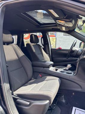 Diamond Black Crystal Pearlcoat 2020 Jeep Grand Cherokee Laredo