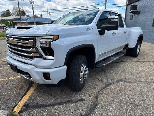 Polar White Tricoat 2026 Chevrolet Silverado 3500 High Country