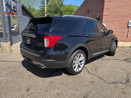 Agate Black Metallic 2022 Ford Explorer Platinum