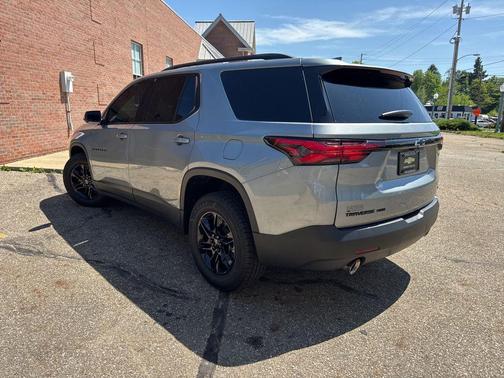 Sterling Gray Metallic 2023 Chevrolet Traverse LT Cloth