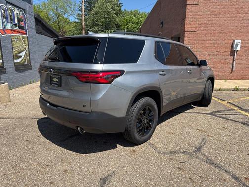 Sterling Gray Metallic 2023 Chevrolet Traverse LT Cloth
