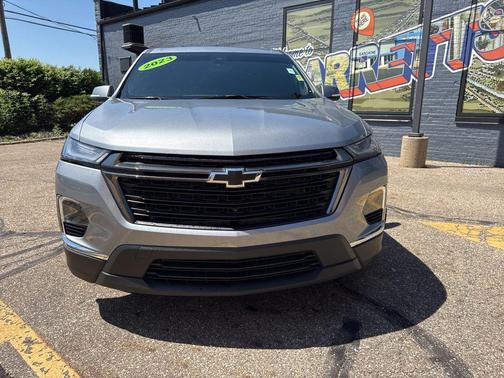 Sterling Gray Metallic 2023 Chevrolet Traverse LT Cloth