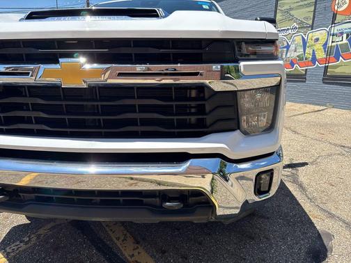 Summit White 2025 Chevrolet Silverado 2500 LT