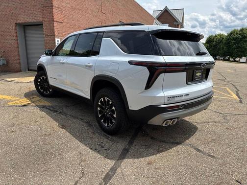 Polar White Tricoat 2026 Chevrolet Traverse AWD Z71