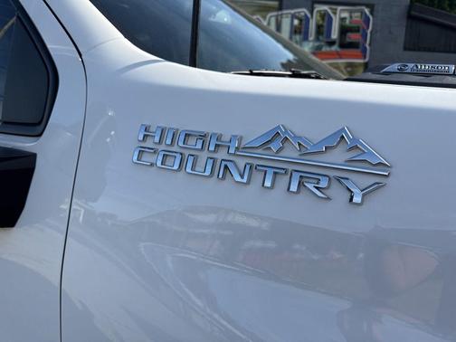 Summit White 2022 Chevrolet Silverado 2500 High Country