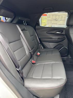 Iridescent Pearl Tricoat 2026 Chevrolet Trailblazer RS