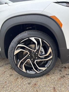 Iridescent Pearl Tricoat 2026 Chevrolet Trailblazer RS