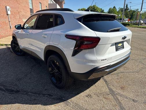 Summit White 2026 Chevrolet Trax FWD ACTIV